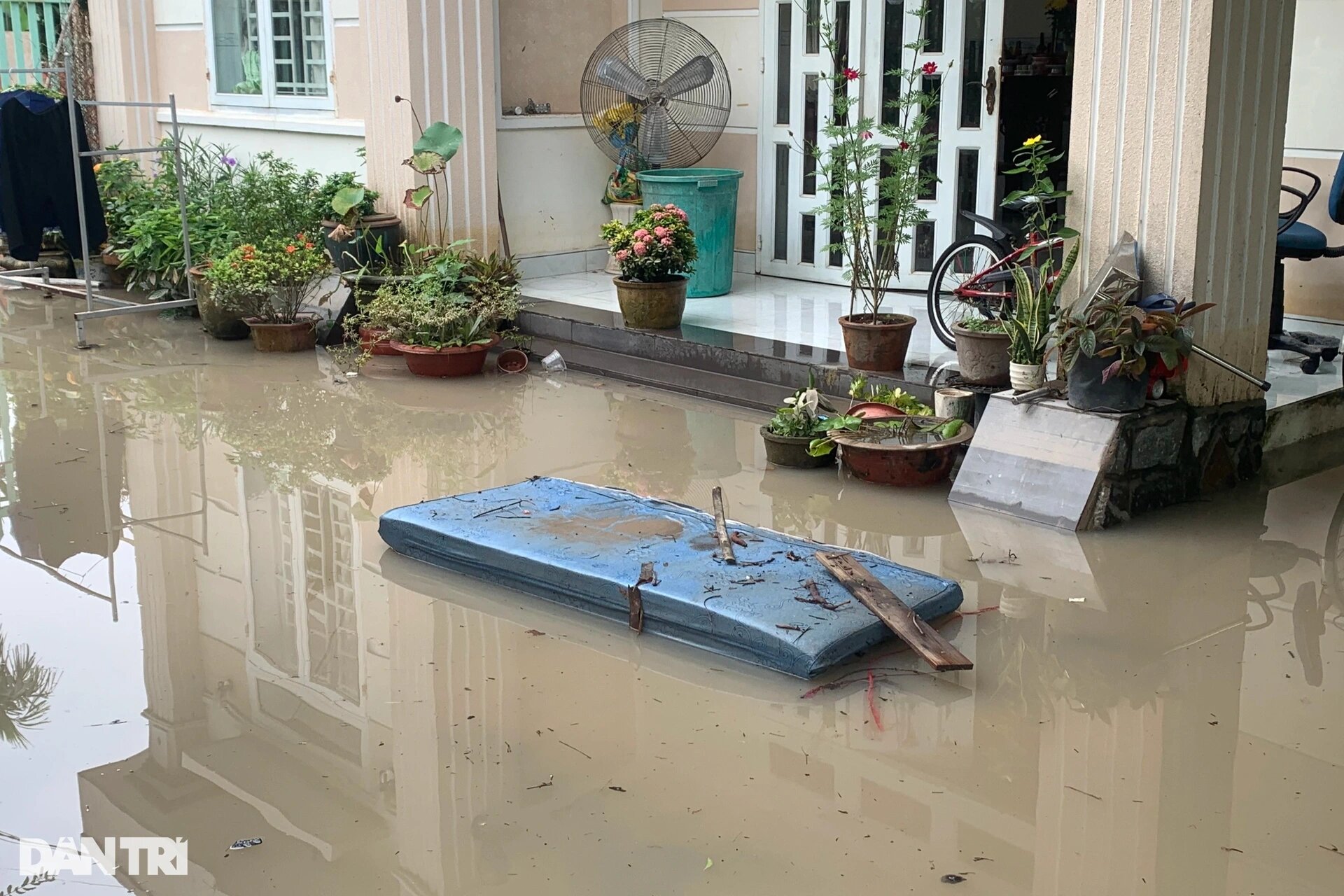 mua ngap duong ngap nha nguoi dan binh duong bi bom ca dem 2 1