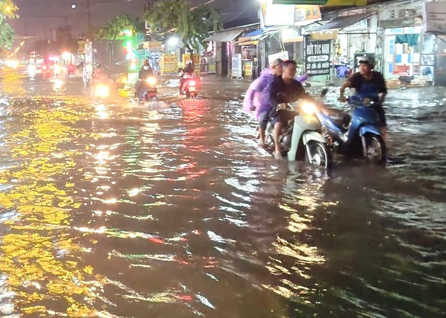 mua ngap duong ngap nha nguoi dan binh duong bi bom ca dem