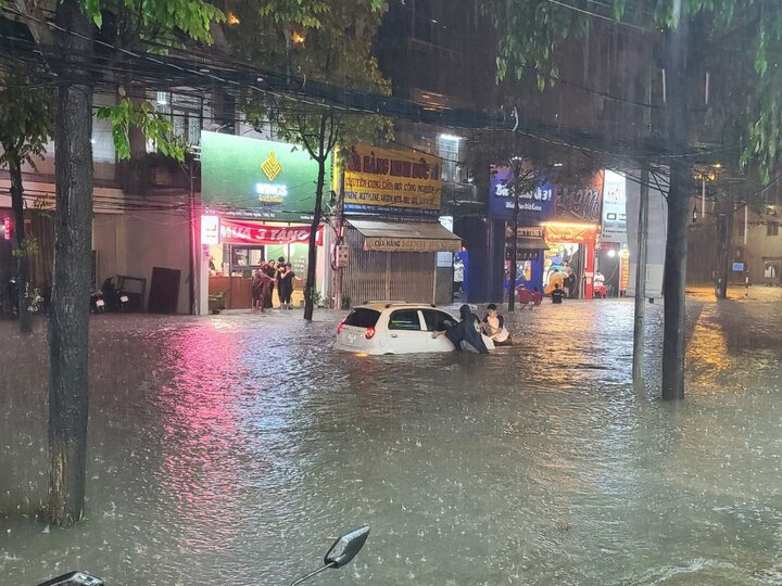 mua ngap duong ngap nha nguoi dan binh duong bi bom ca dem