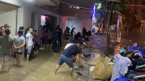 mua ngap duong ngap nha nguoi dan binh duong bi bom ca dem1