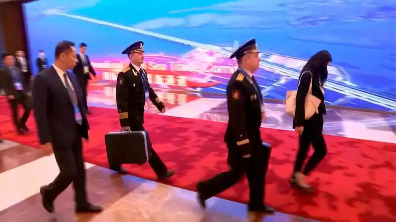ong putin mang theo vali hat nhan khi tham trung quoc 1 ong putin mang theo vali hat nhan khi tham trung quoc 1