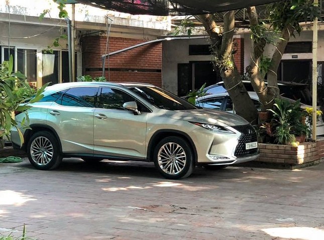 xe lexus cua kieu nu lua dao hang chuc ty dong da bi ke bien nghi van tung tang tren pho xe lexus cua kieu nu lua dao hang chuc ty dong da bi ke bien nghi van tung tang tren pho