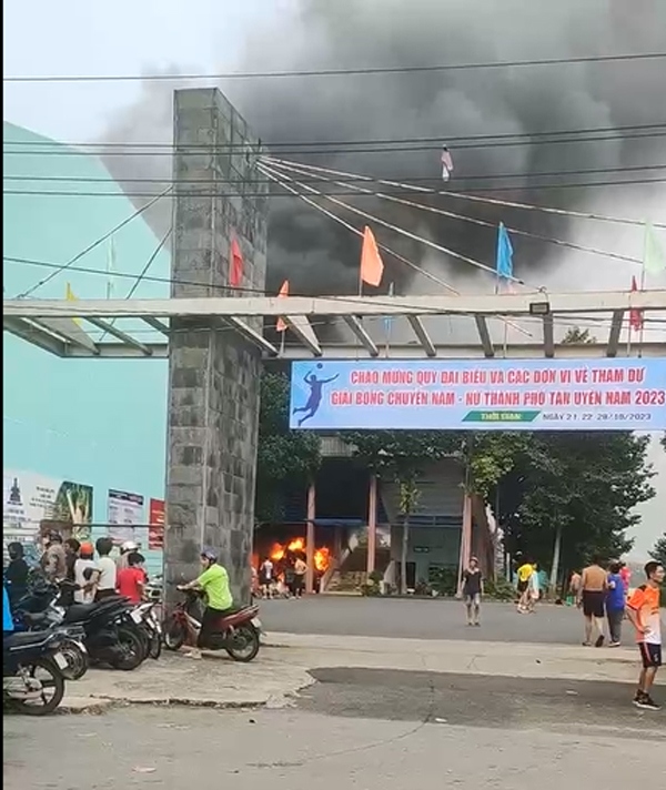 ngoi nha 3 tang ban do nhua boc chay du doi o quang ngai1 ngoi nha 3 tang ban do nhua boc chay du doi o quang ngai1