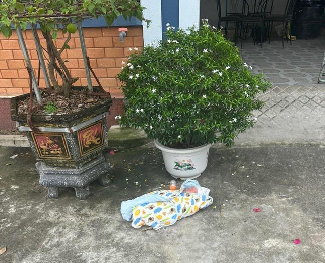 be gai so sinh 2 7 kg bi bo roi truoc cong nha vo chong hiem muon be gai so sinh 2 7 kg bi bo roi truoc cong nha vo chong hiem muon