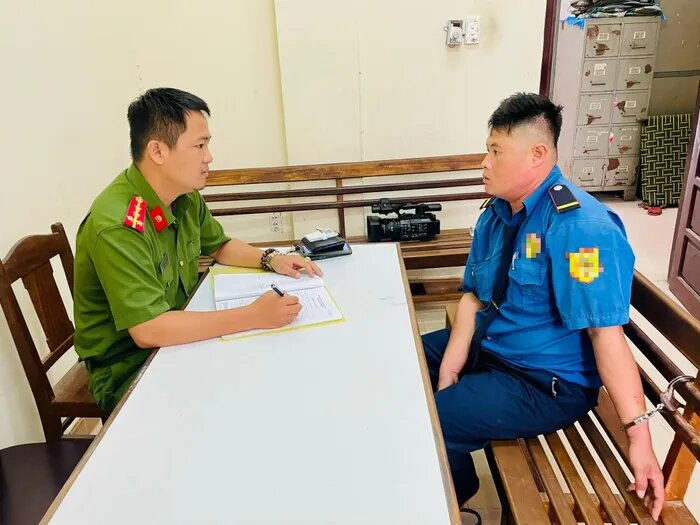 bat khan cap yeu rau xanh doi lot nhan vien bao ve dam o hang loat be gai phu nu di duong