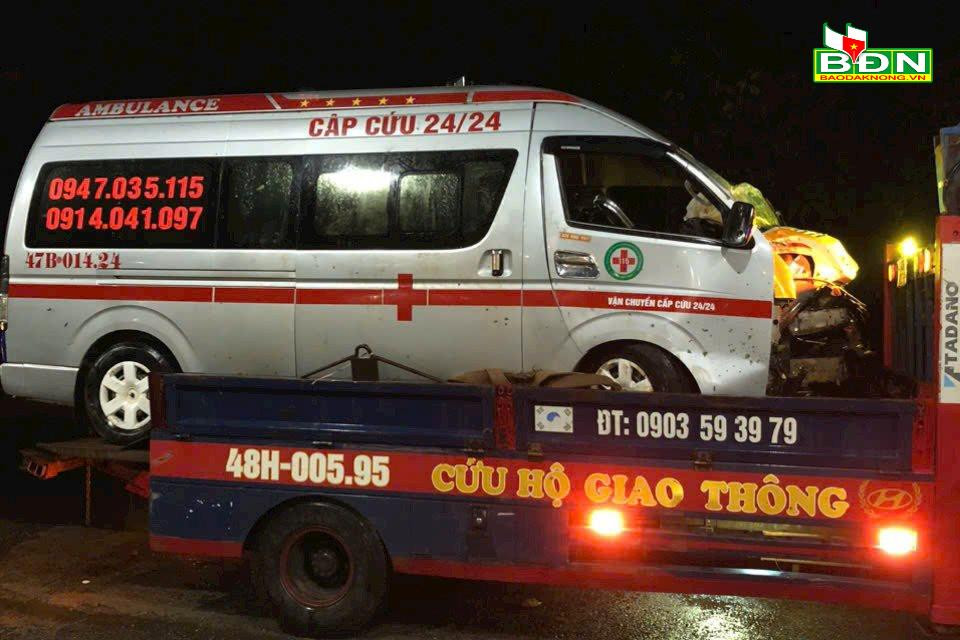 xe cuu thuong bi lat tren duong di cap cuu benh nhi 1 tuoi tu vong1 xe cuu thuong bi lat tren duong di cap cuu benh nhi 1 tuoi tu vong1