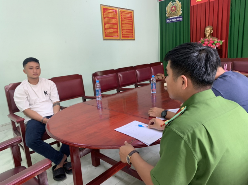 nam thanh nien no sung bat coc nguoi yeu cu de niu keo tinh cam 1
