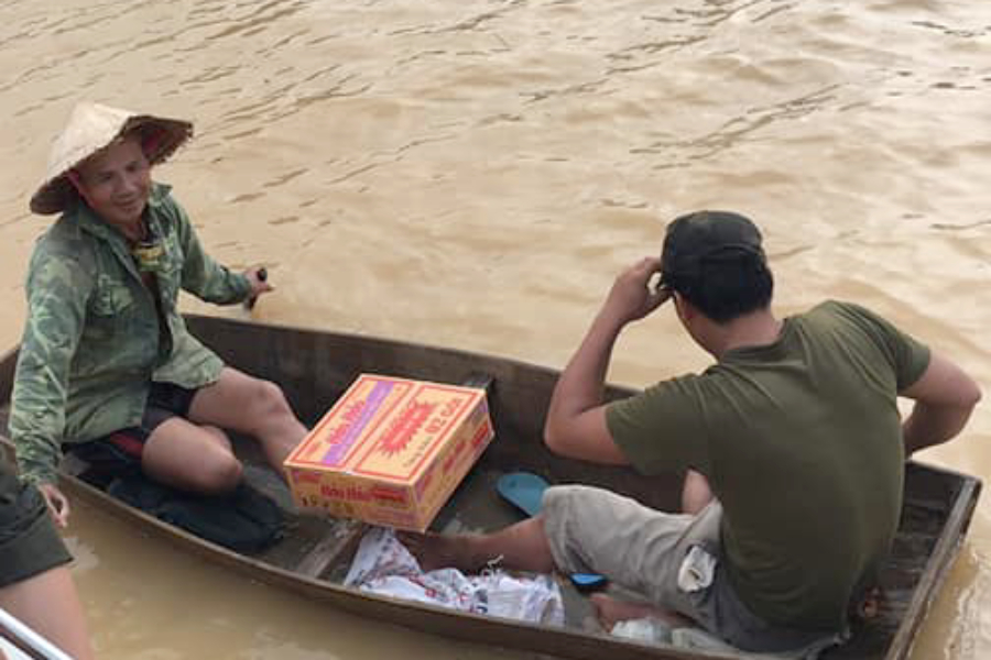 nuoc lu len nhanh gay vo dap nguoi dan ha tinh cuong cuong di tan 10