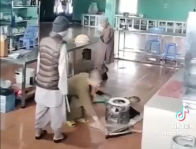 xon xao hinh anh nguoi mac do tu hanh dung roi danh de tu vua danh vua quat mang