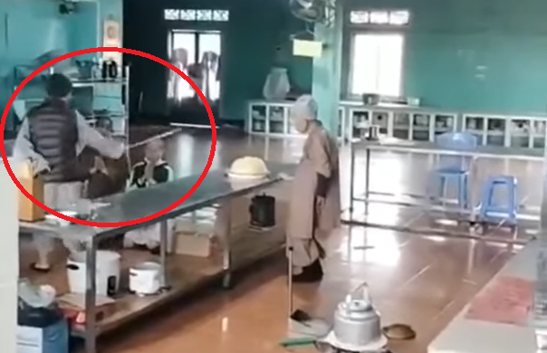 xon xao hinh anh nguoi mac do tu hanh dung roi danh de tu vua danh vua quat mang