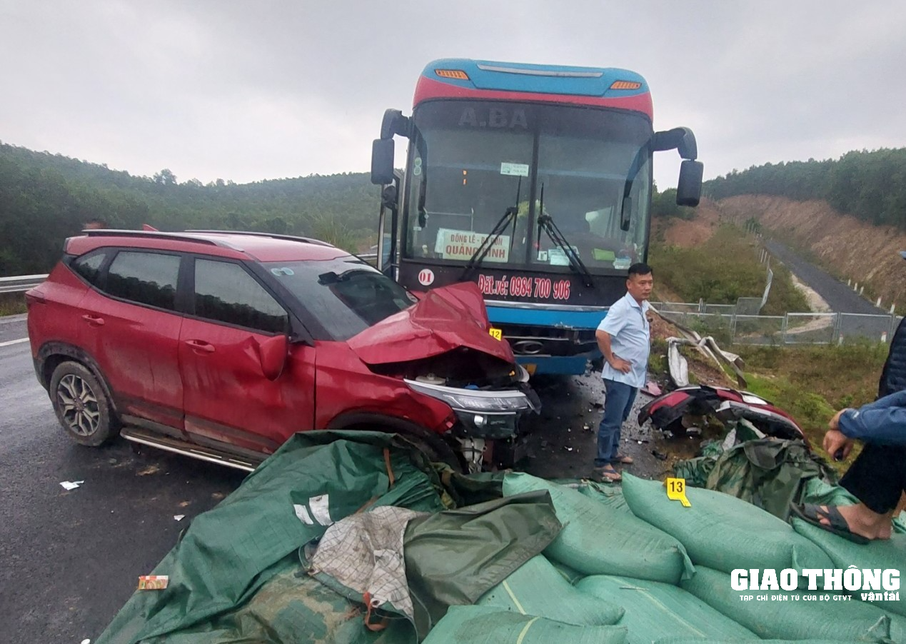 dung tren cao toc cuu ho xe tai bi lat xe o to cho 2 nguoi gap nan 2 dung tren cao toc cuu ho xe tai bi lat xe o to cho 2 nguoi gap nan 2