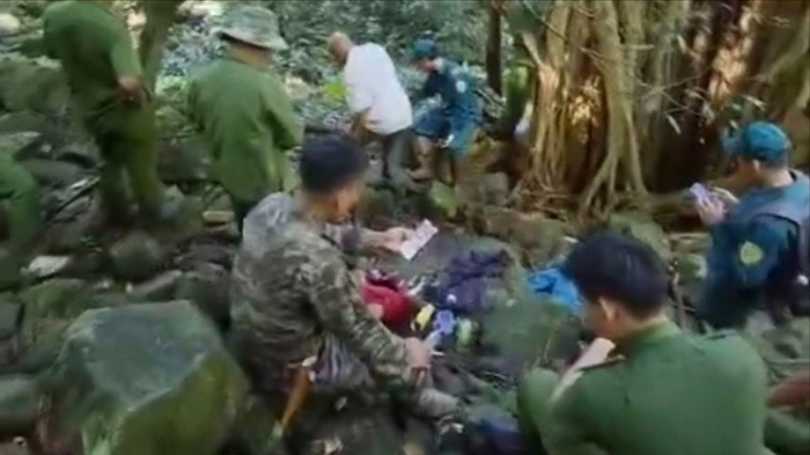nguoi dan ta hoa phat hien mot bo xuong nguoi cung mot balo trong rung sau nguoi dan ta hoa phat hien mot bo xuong nguoi cung mot balo trong rung sau