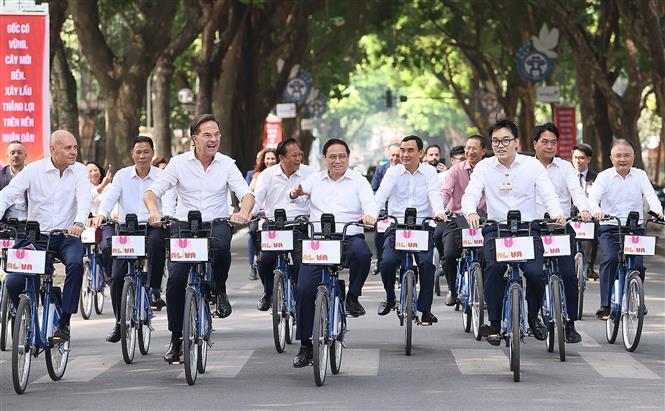 thu tuong pham minh chinh va thu tuong ha lan cung dap xe dao pho ha no 2 thu tuong pham minh chinh va thu tuong ha lan cung dap xe dao pho ha no 2