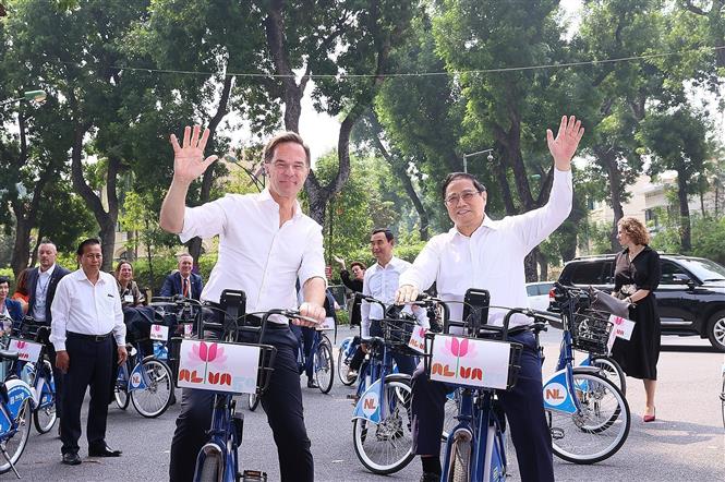 thu tuong pham minh chinh va thu tuong ha lan cung dap xe dao pho ha noi 6 thu tuong pham minh chinh va thu tuong ha lan cung dap xe dao pho ha noi 6