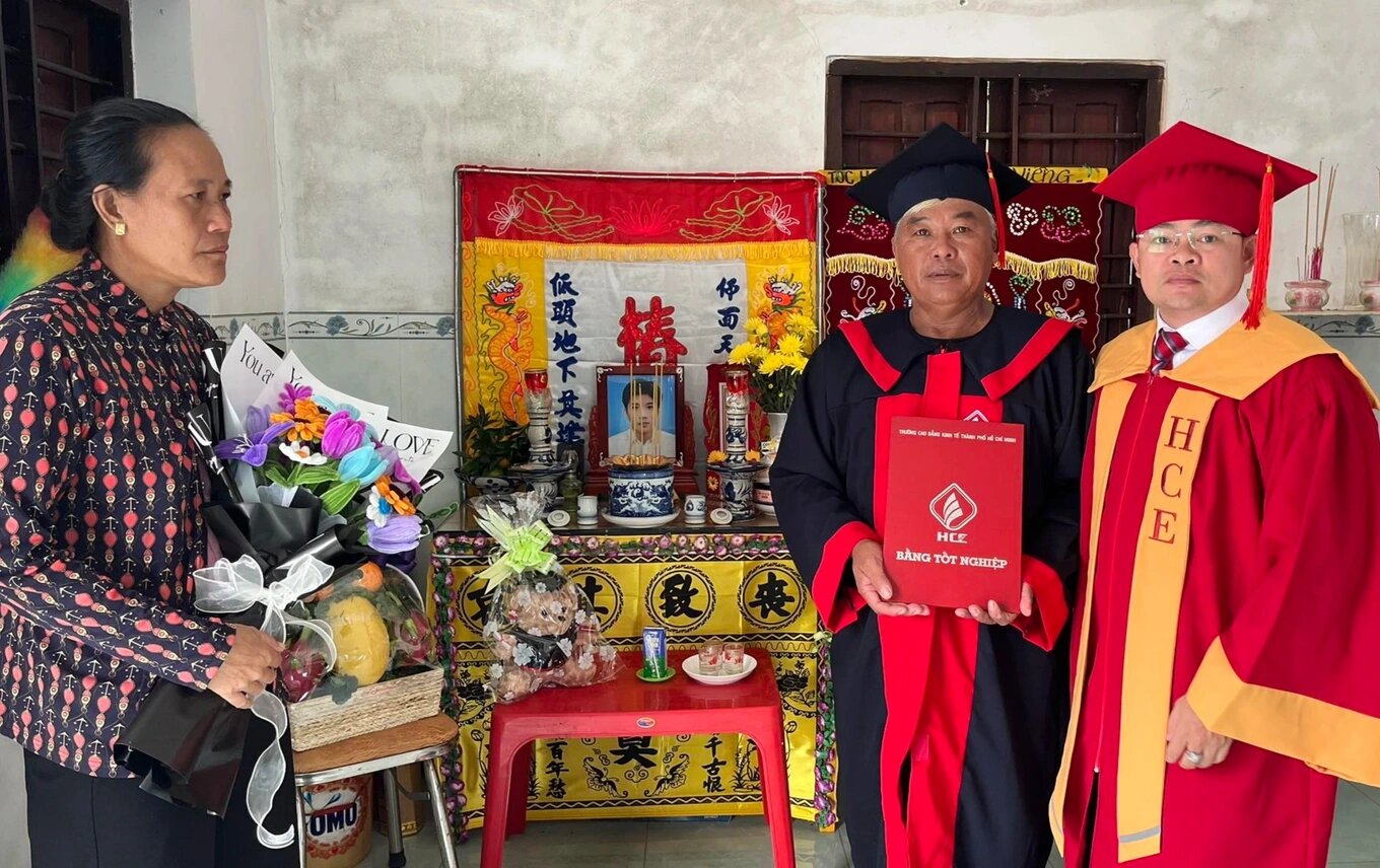 nghen ngao canh nam sinh qua doi ba thay con trai mac le phuc nhan bang tot nghiep xuat sac 1