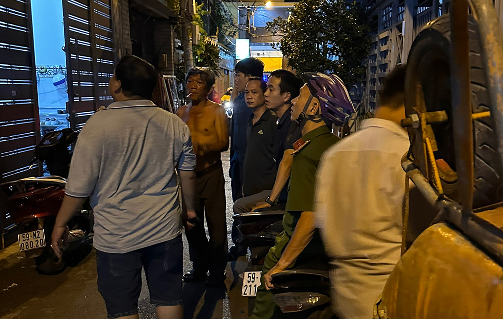 nguoi dan ong tam than bat ngo xuat hien tren mai ton sau khi co thu trong can nha chay 1