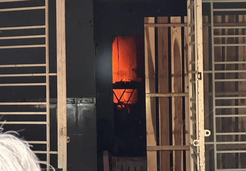 nguoi dan ong tam than bat ngo xuat hien tren mai ton sau khi co thu trong can nha chay 2