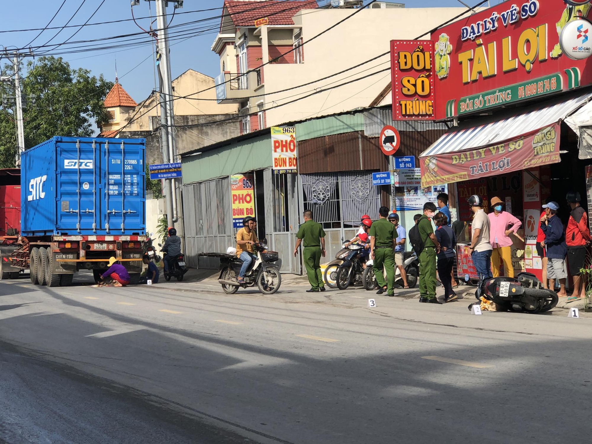 xot xa chong quy goi om thi the vo khoc nghen duoi xe container o tp thu duc xot xa chong quy goi om thi the vo khoc nghen duoi xe container o tp thu duc