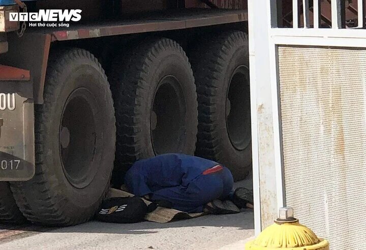 xot xa chong quy goi om thi the vo khoc nghen duoi xe container o tp thu duc xot xa chong quy goi om thi the vo khoc nghen duoi xe container o tp thu duc