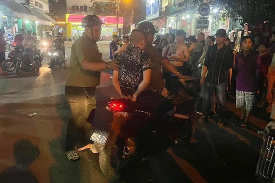 dang cho vo con di mua do nam thanh nien bat ngo bi dong nghiep chan duong sat hai 1 dang cho vo con di mua do nam thanh nien bat ngo bi dong nghiep chan duong sat hai 1