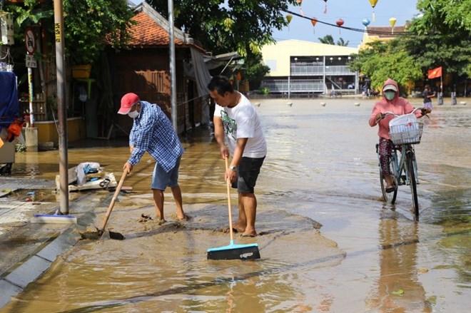 gan 4 000 nguoi dan quang nam phai so tan vi nuoc lu dang cao nhieu noi xuat hien sat lo dat