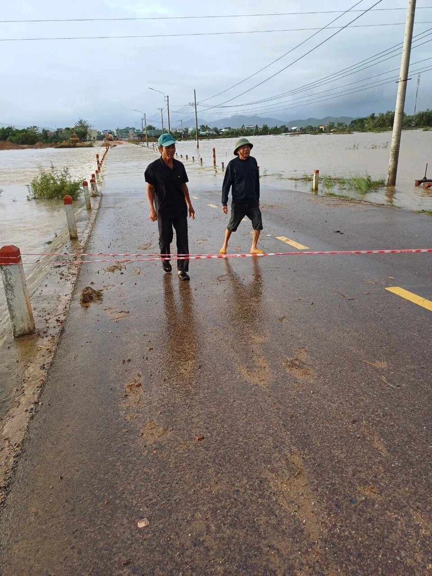hon 3 000 hoc sinh binh dinh khong the den truong do lu lut