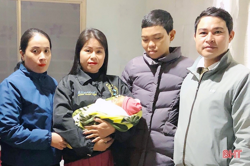 xot long be gai khoang 15 ngay tuoi bi bo roi truoc cong chua ben canh co la thu cung 220 ngan dong