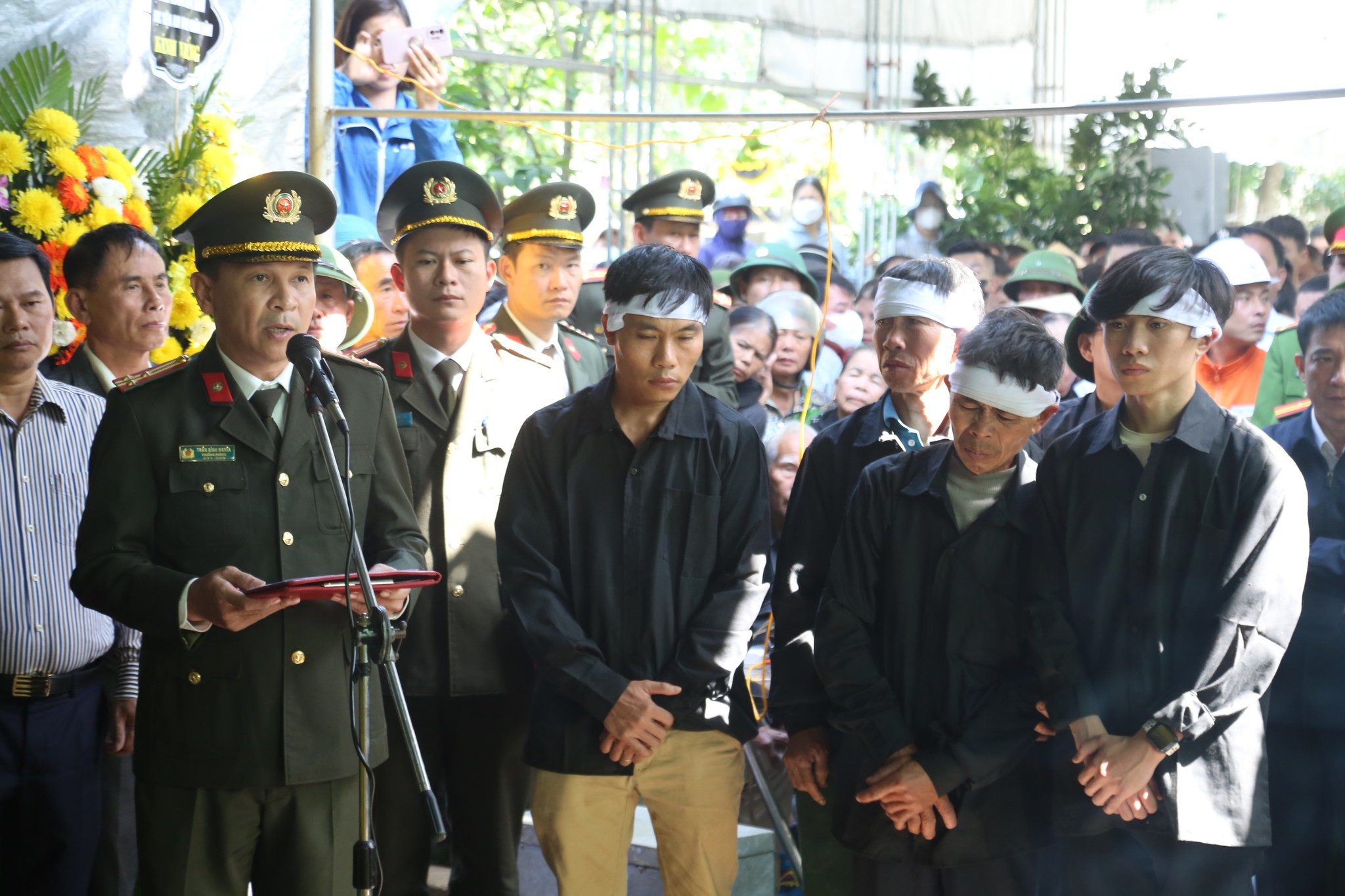 nghen ngao giay phut phut dong doi nhan dan thuong tiec tien biet dai uy tran trung hieu 10