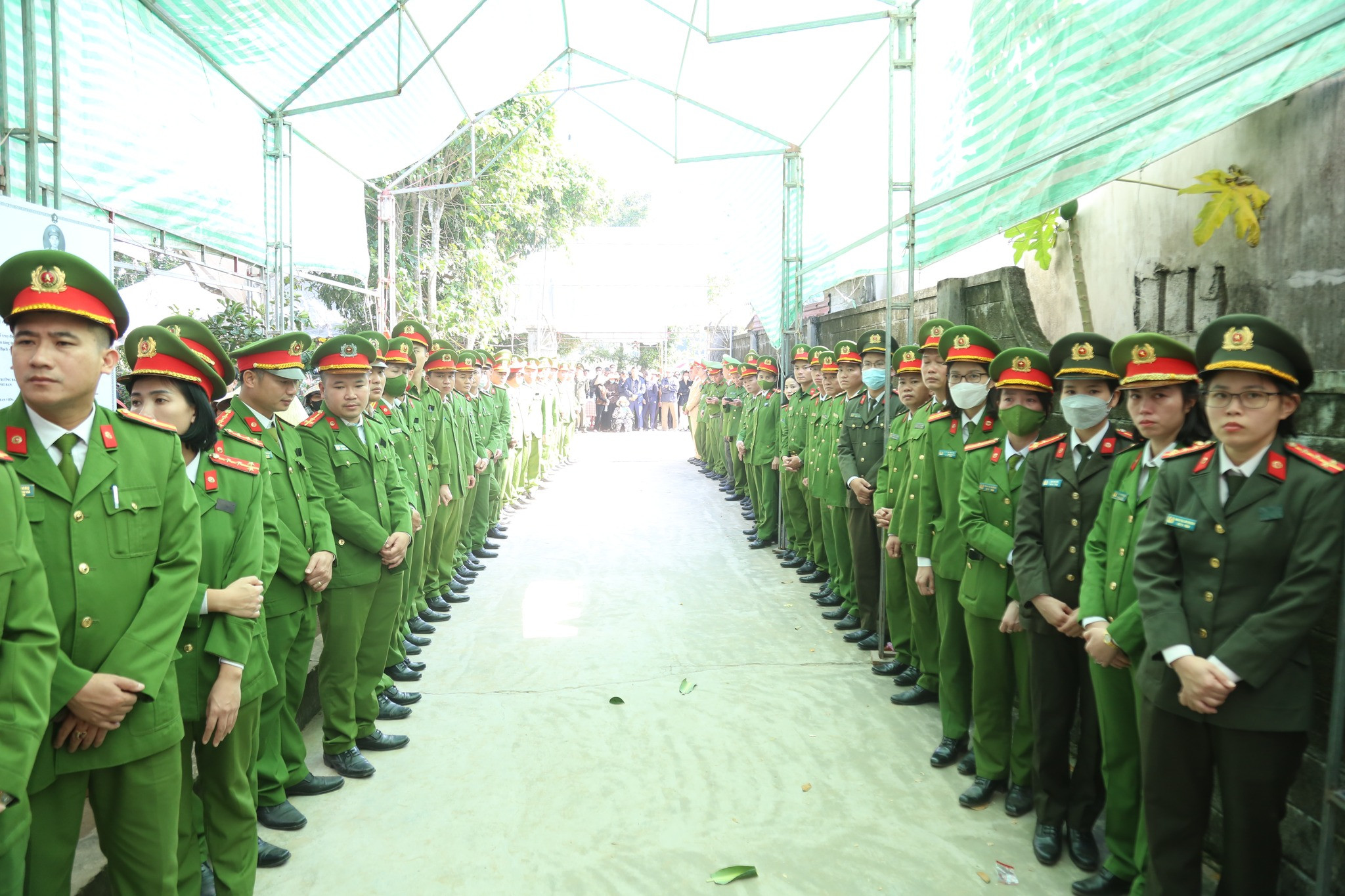 nghen ngao giay phut phut dong doi nhan dan thuong tiec tien biet dai uy tran trung hieu 6