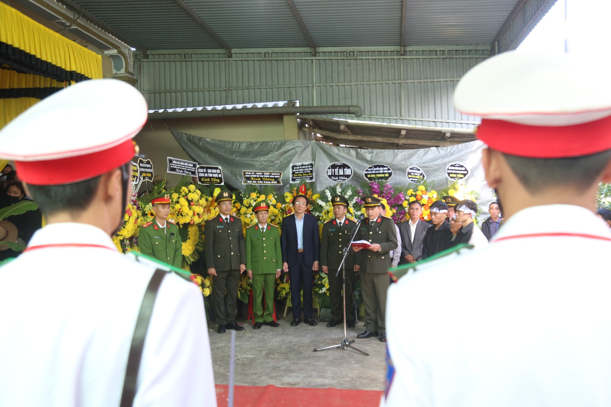 nghen ngao giay phut phut dong doi nhan dan thuong tiec tien biet dai uy tran trung hieu 8