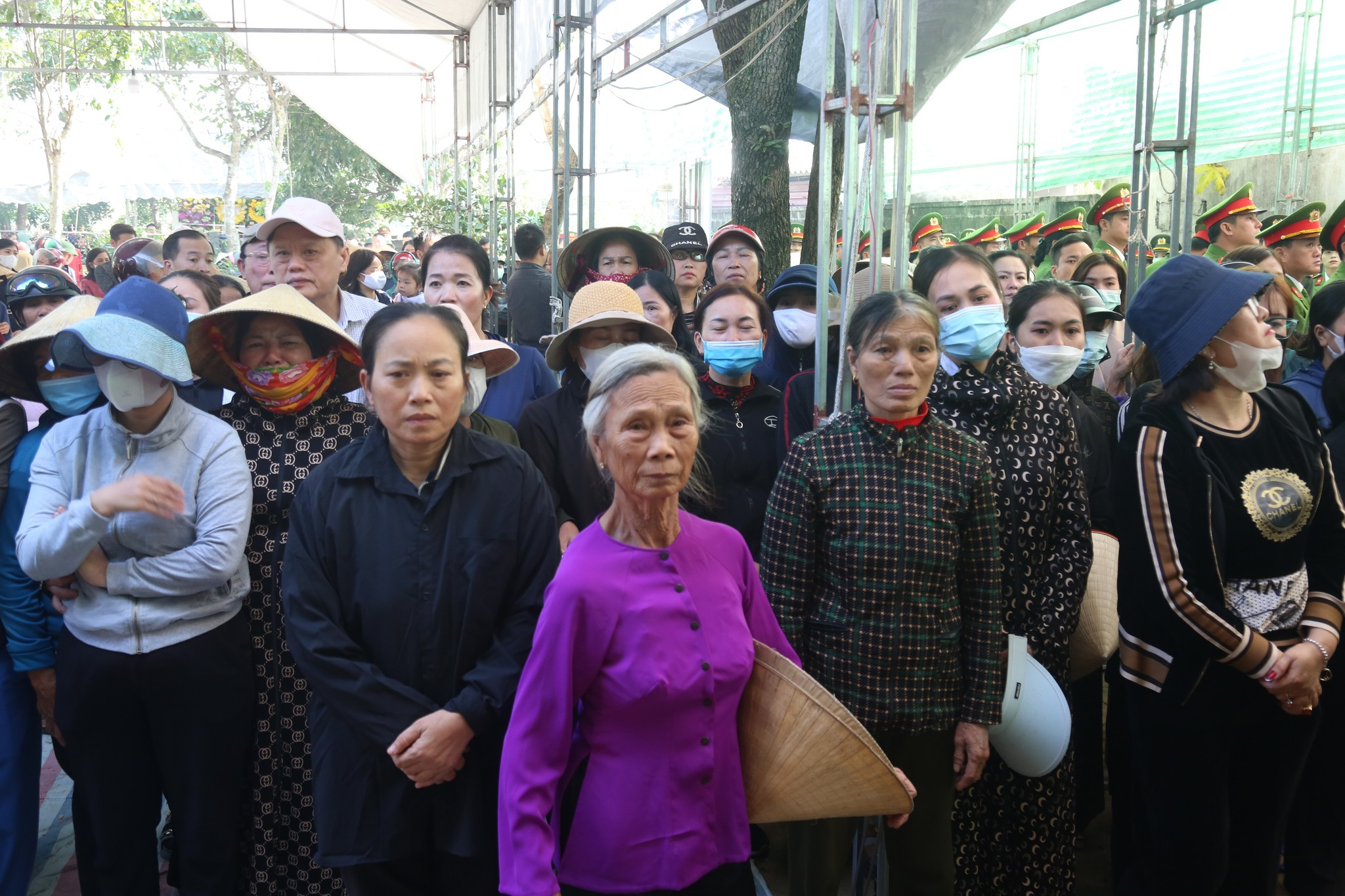 nghen ngao giay phut phut dong doi nhan dan thuong tiec tien biet dai uy tran trung hieu 9