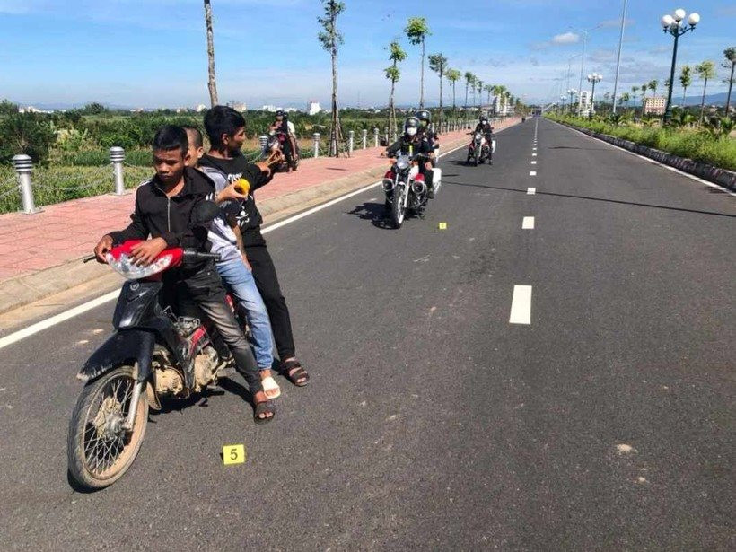 tin tuc phap luat moi nhat ngay 22 11 2023 khoi to nhom thanh nien di xe may kep 3 dung na cao su ban cong an bi thuong