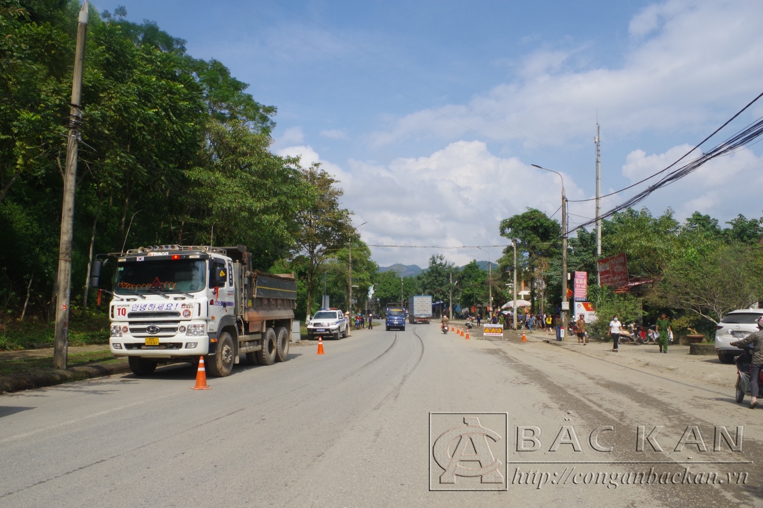 vu xe rac tong chau be 6 tuoi tu vong tren quoc lo tai xe chua du tuoi dieu khien xe tai