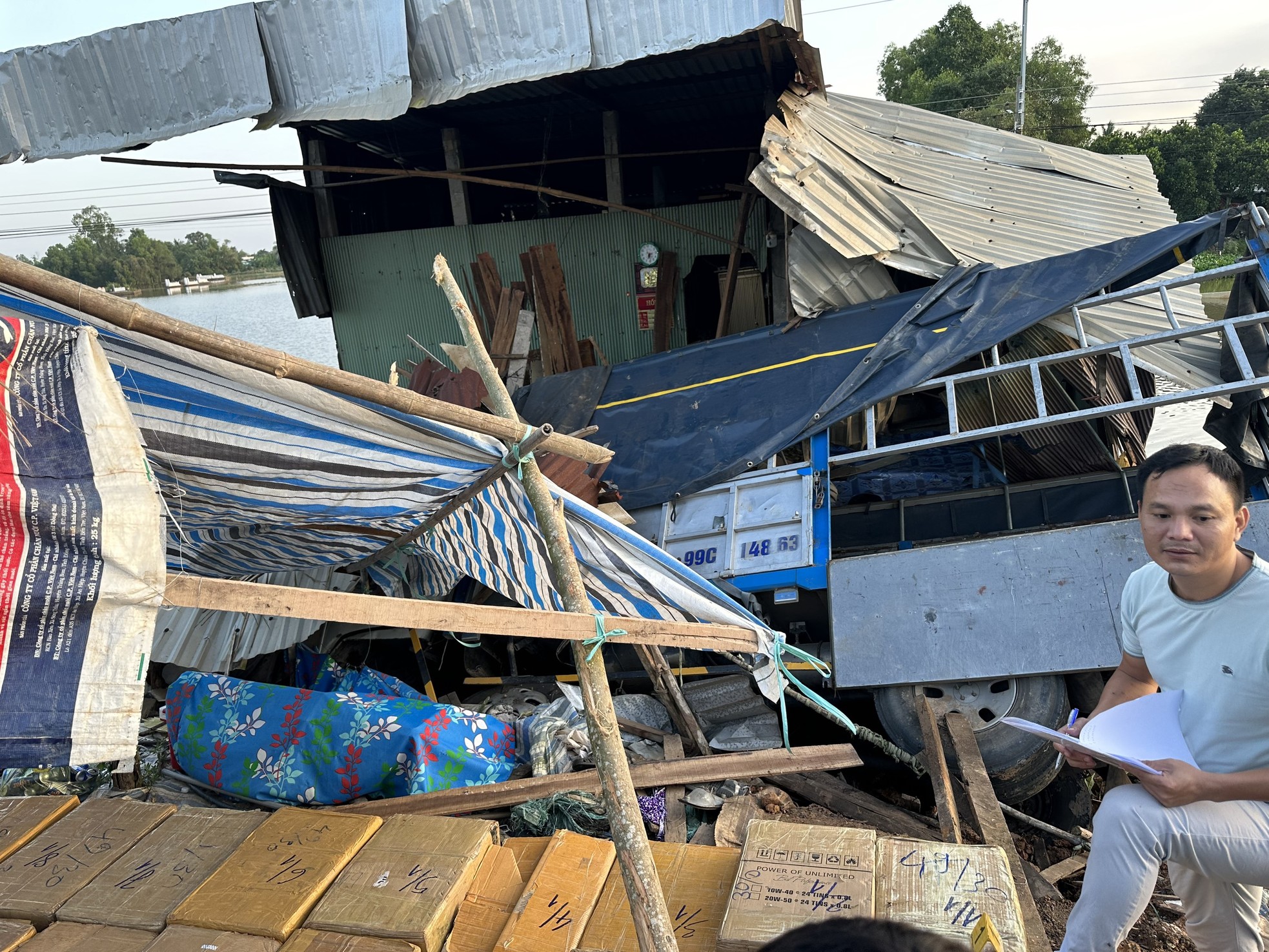 bo chay khi bi cong an kiem tra xe tai cho phao lau qua bien gioi campuchia tong sap nha dan 3