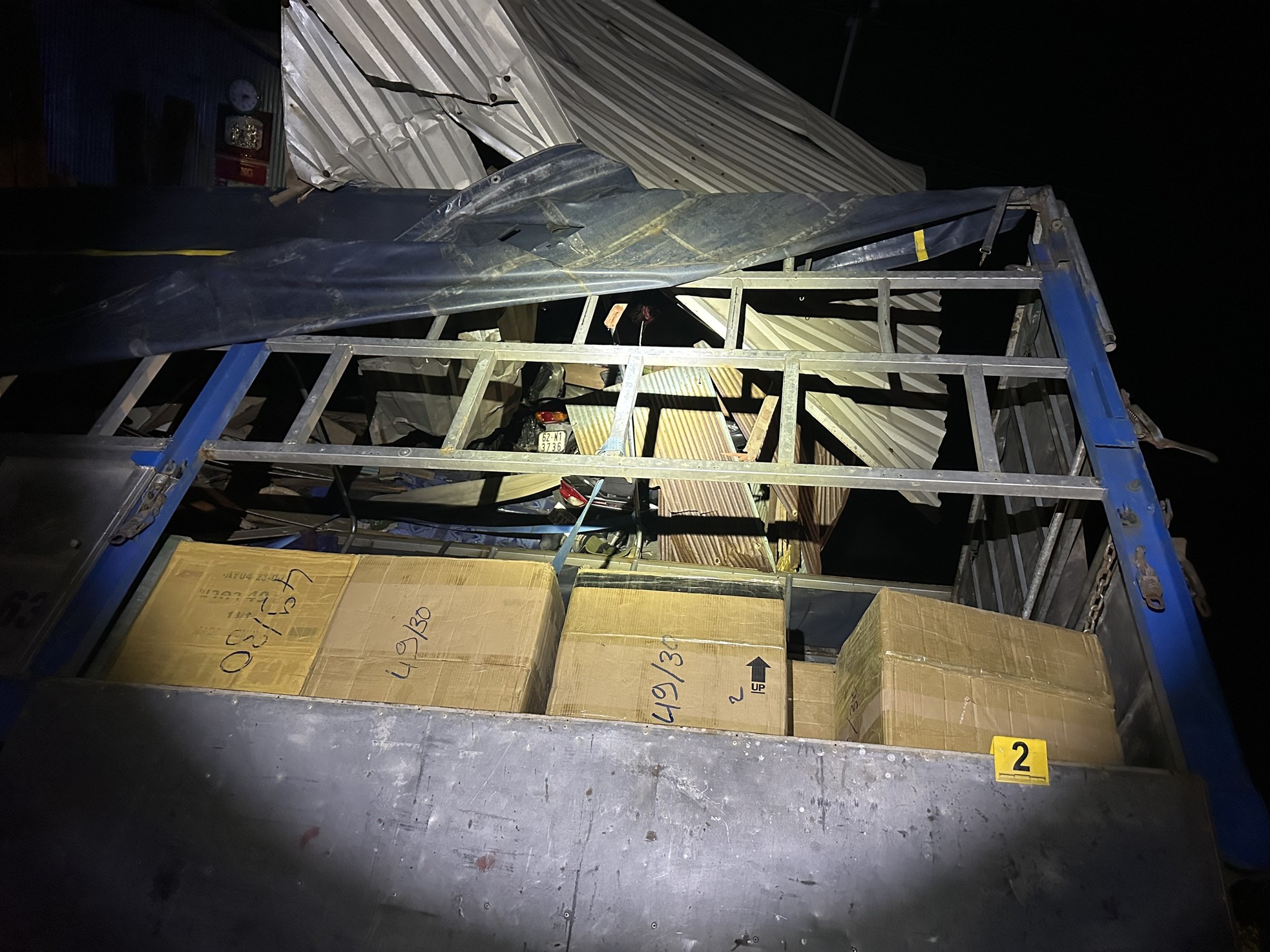 bo chay khi bi cong an kiem tra xe tai cho phao lau qua bien gioi campuchia tong sap nha dan 4