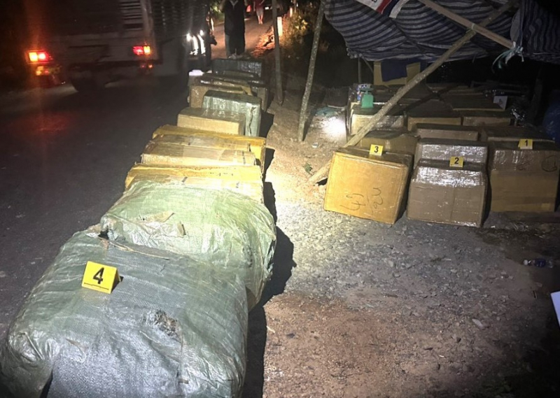 bo chay khi bi cong an kiem tra xe tai cho phao lau qua bien gioi campuchia tong sap nha dan 5