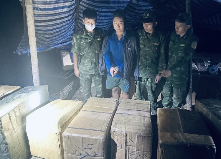 bo chay khi bi cong an kiem tra xe tai cho phao lau qua bien gioi campuchia tong sap nha dan 6