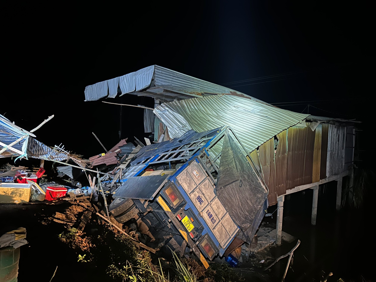 bo chay khi bi cong an kiem tra xe tai cho phao lau qua bien gioi campuchia tong sap nha dan