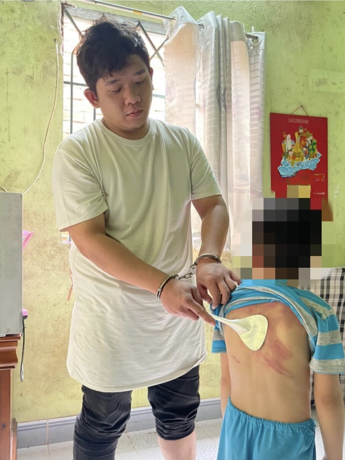 dung xeng nhom day sac dien thoai danh con trai ruot 5 tuoi nguoi dan ong bi khoi to dung xeng nhom day sac dien thoai danh con trai ruot 5 tuoi nguoi dan ong bi khoi to