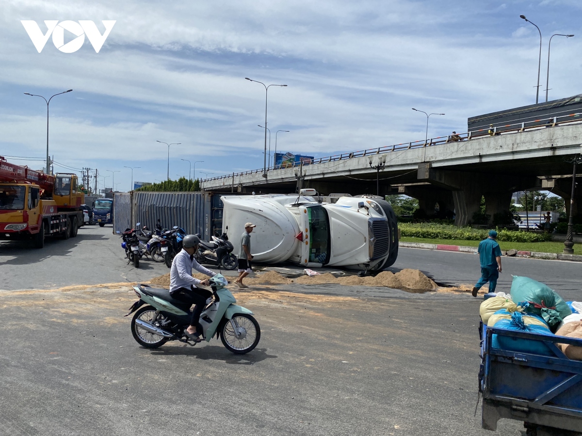 container nga nhao xuong duong xe co chon chan giua trua nang 2 container nga nhao xuong duong xe co chon chan giua trua nang 2