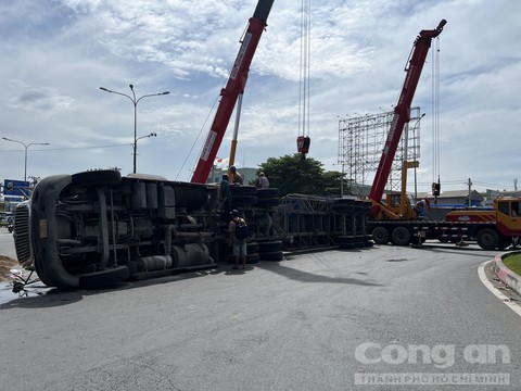 container nga nhao xuong duong xe co chon chan giua trua nang 5 container nga nhao xuong duong xe co chon chan giua trua nang 5