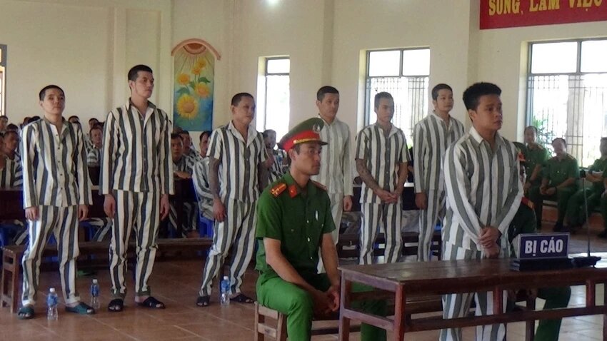 pham nhan thu an chung than toi giet nguoi tiep tuc dung hung khi tan cong ban tu tai trai giam z30d pham nhan thu an chung than toi giet nguoi tiep tuc dung hung khi tan cong ban tu tai trai giam z30d