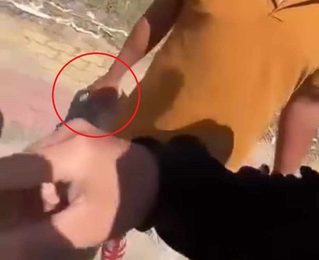 xac minh clip nguoi duoc cho la csgt cam gach ham doa nguoi khac sau va cham giao thong