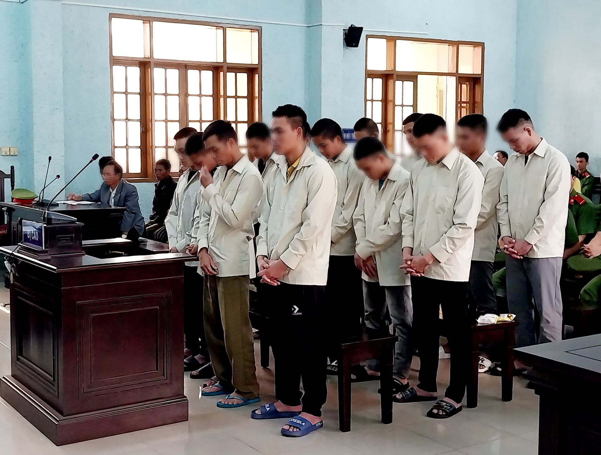 tin tuc phap luat moi nhat ngay 30 11 2023 nghe con gai bi danh bo ru12 trai langcam hung khi di tra thu
