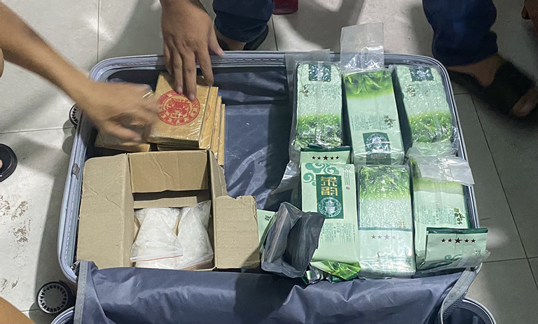 cong an tp hcm bat ong trum buon hang trang xuyen quoc gia 2