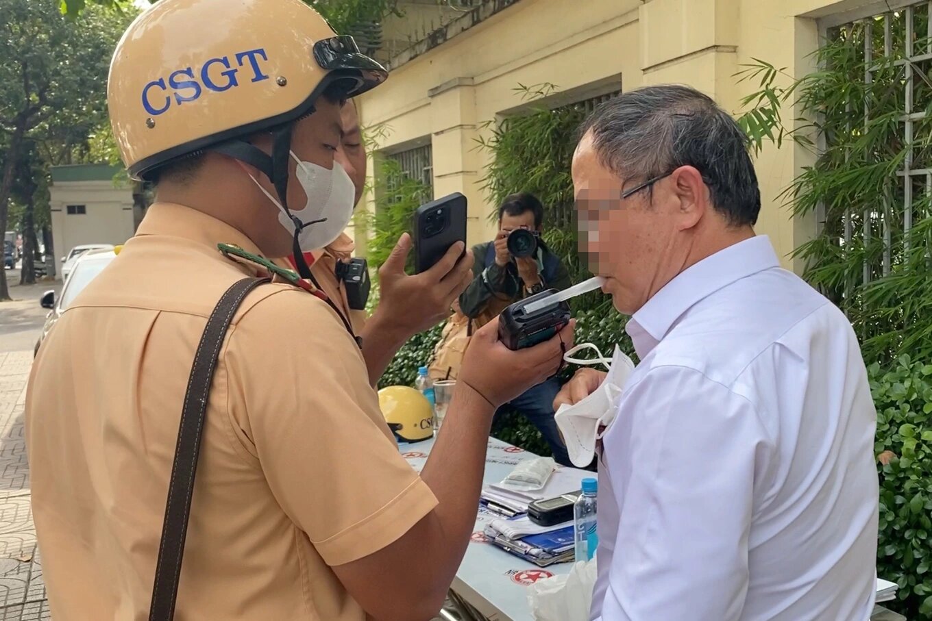 tai xe tp hcm ta hoa khi bi csgt kiem tra nong do con giua trua uong 2 ly ruou thuoc cho de ngu 2 tai xe tp hcm ta hoa khi bi csgt kiem tra nong do con giua trua uong 2 ly ruou thuoc cho de ngu 2