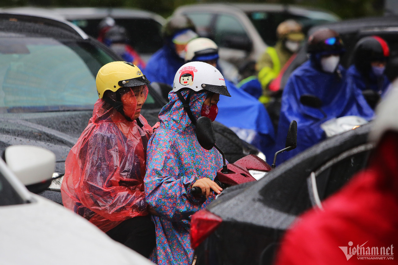 nguoi dan thu do vat va trong canh tac duong xe co nhich tung met trong mua ret