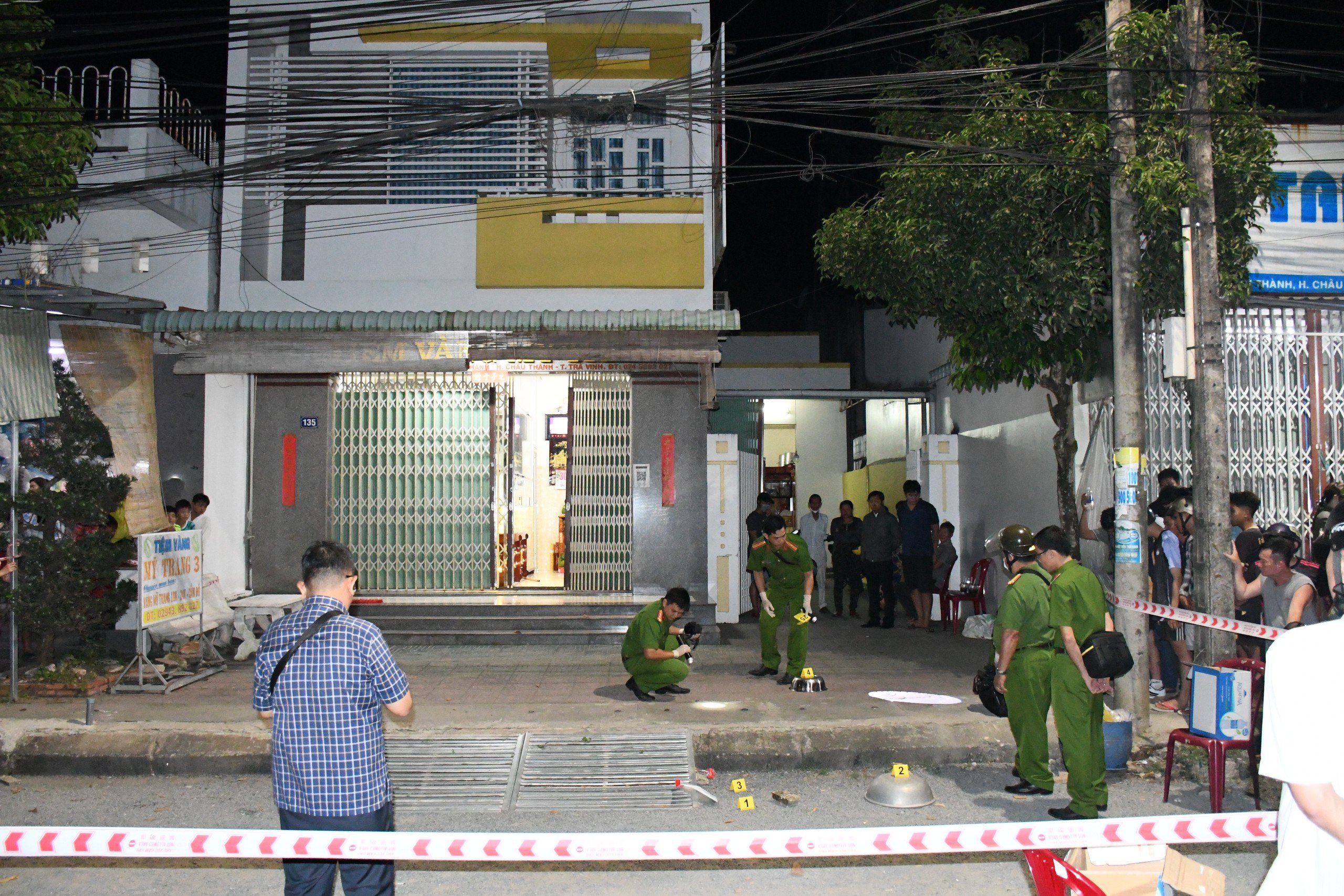 toan canh vu 2 nguoi mang sung di cuop tiem vang o tra vinh nam sinh khai duoc chia 5 trieu 3 toan canh vu 2 nguoi mang sung di cuop tiem vang o tra vinh nam sinh khai duoc chia 5 trieu 3