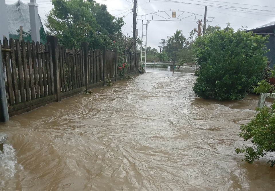 hue mua lon suot dem nhieu noi ngap lut nang 4