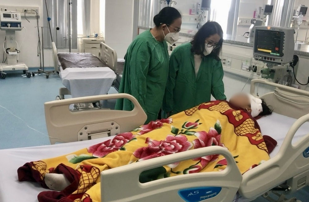 nam sinh lop 7 cam keo dam ban lien tiep vao gio ra choi roi leo len tang 4 dinh tu tu 